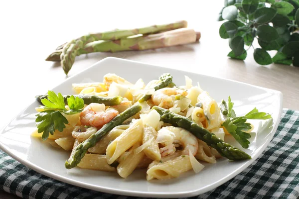 Massa com camarão, espargos e creme — Fotografia de Stock