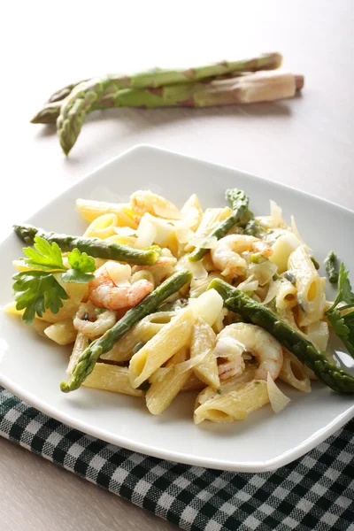 Pâtes aux crevettes, asperges et crème — Photo