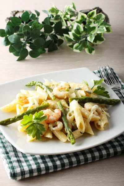 Pâtes aux crevettes, asperges et crème — Photo