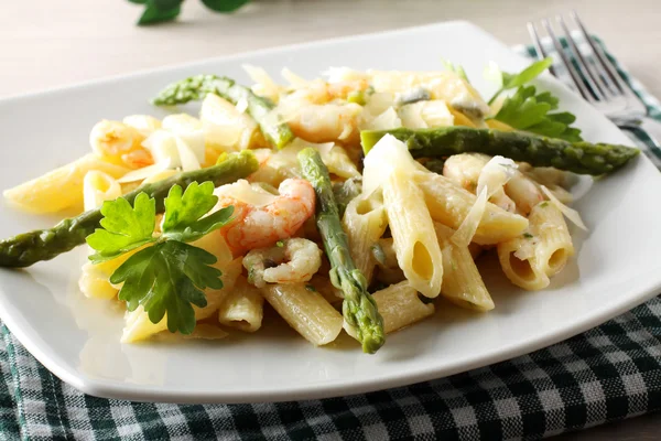 Pâtes aux crevettes, asperges et crème — Photo