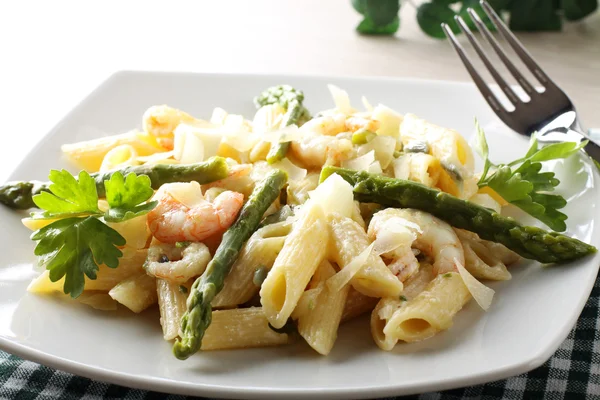 Pasta con gambas, espárragos y crema Imágenes de stock libres de derechos