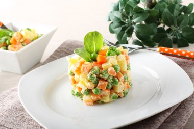 Bezelye, havuç, patates ve mayonez ile Rus salatası