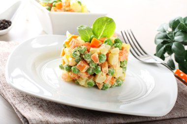 Bezelye, havuç, patates ve mayonez ile Rus salatası