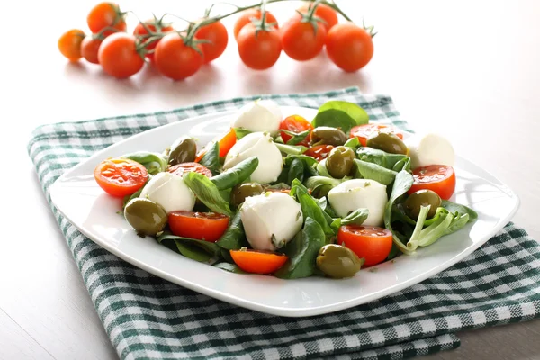 Caprese sallad tomat, mozzarella och Oliver — Stockfoto