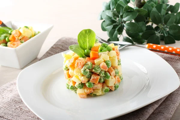 Salade russe aux petits pois, carottes, pommes de terre et mayonnaise — Photo