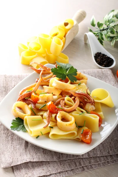 Pasta with fresh squid — Stock Photo, Image