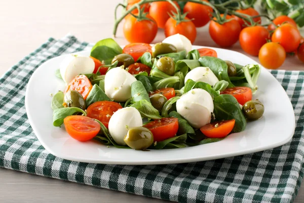 Ensalada de tomate Caprese, mozzarella y aceitunas Imagen de stock