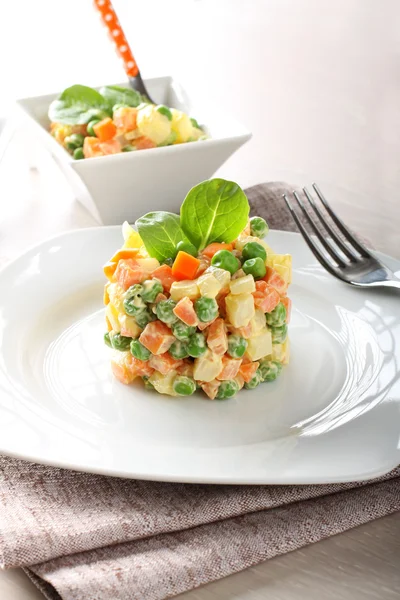 Salada russa com ervilhas, cenouras, batatas e maionese Imagem De Stock