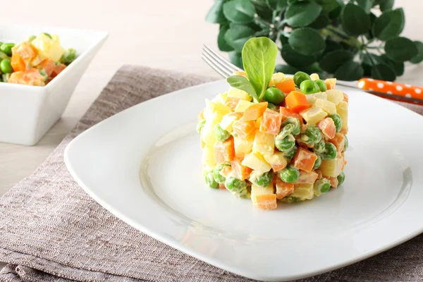 Ensalada rusa con guisantes, zanahorias, patatas y mayonesa Fotos de stock