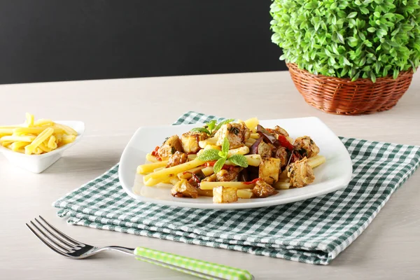 Pasta met zwaardvis en aubergine — Stockfoto