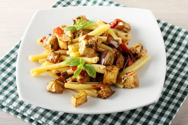 Pasta met zwaardvis en aubergine — Stockfoto