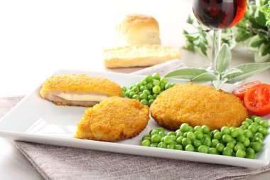 Göğsü dolması ile jambon ve peynir erimiş