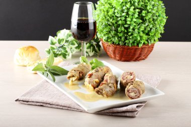 Et sosis ve peynir ile doldurulmuş rulo