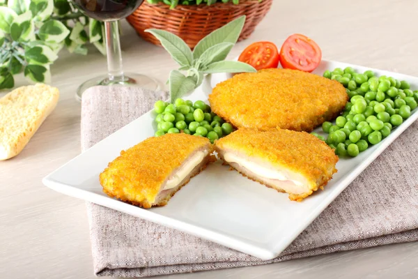 Kotelet gevuld met ham en kaas gesmolten — Stockfoto