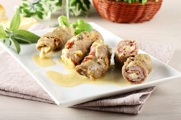 Meat rolls stuffed with bacon and cheese — Stock Photo, Image