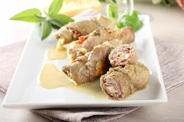 Meat rolls stuffed with bacon and cheese — Stock Photo, Image