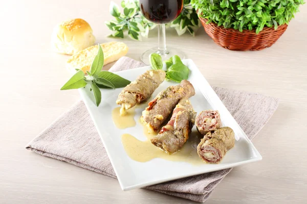 Meat rolls stuffed with bacon and cheese — Stock Photo, Image