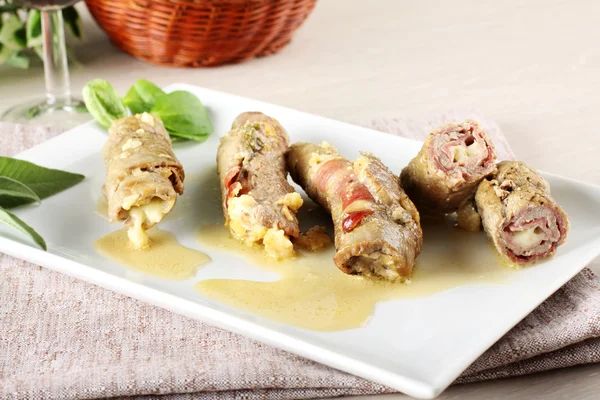 Meat rolls stuffed with bacon and cheese — Stock Photo, Image