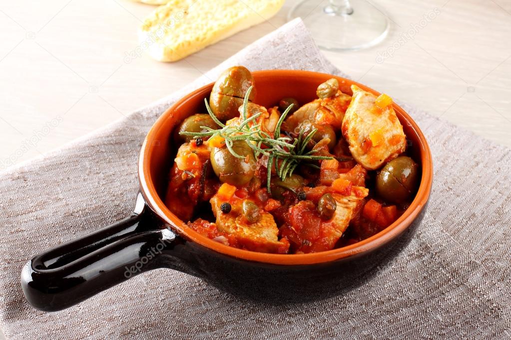 Chicken with tomato sauce, capers and olives