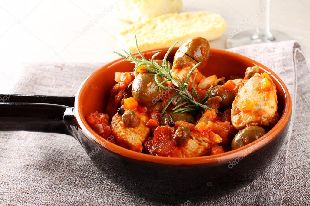 Chicken with tomato sauce, capers and olives