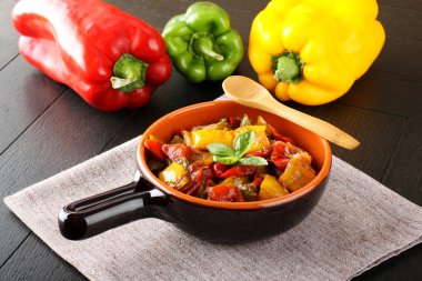 dilimler halinde kesin ve bir tavada pişmiş biber