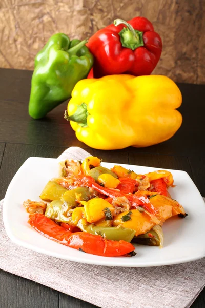 Paprika in Scheiben geschnitten und in einer Pfanne gebacken — Stockfoto