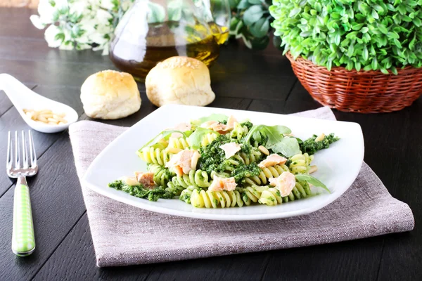 Massa com pesto de arugula e salmão — Fotografia de Stock