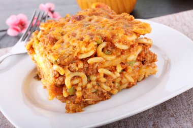 Bezelye ile lezzetli pişmiş makarna