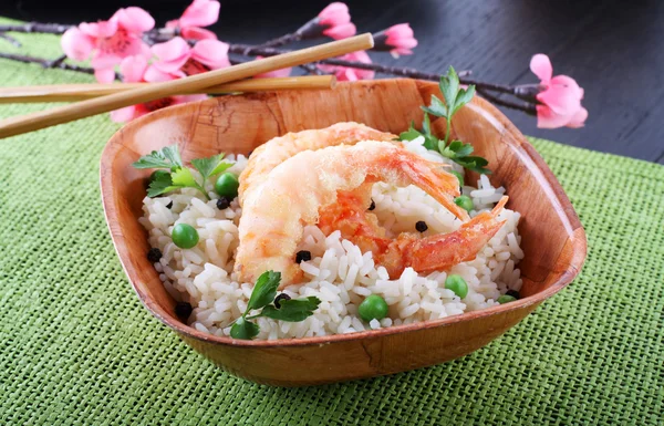 Креветки с белым рисом и горохом — стоковое фото