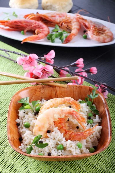 Crevette à pâte servie avec riz blanc et petits pois — Photo