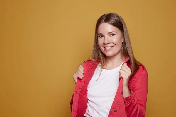 Happy Smiling Caucasian Woman Demonstrates Plain White Shirt Shows Copy —  Fotos de Stock