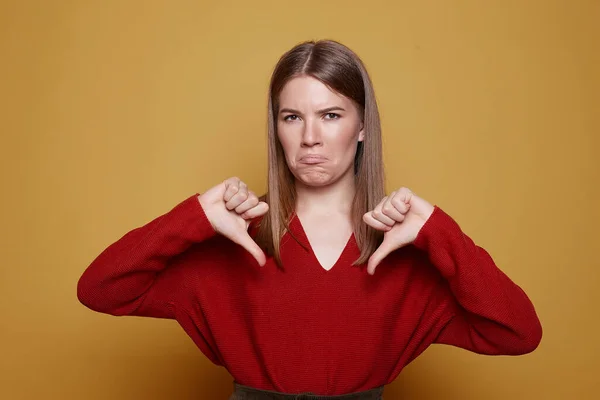 Retrato Estudio Una Joven Europea Molesta Disgustada Que Usa Ropa —  Fotos de Stock