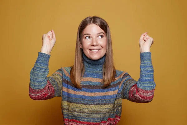 Feliz Joven Atractiva Mujer Con Pelo Brillante Cierra Puño Con Imagen de stock