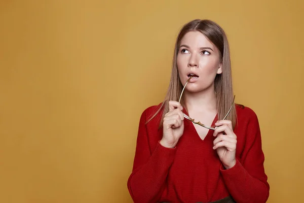 Dudosa Señora Elegante Reflexivo Con Pelo Brillante Recto Hace Suposición Fotos de stock