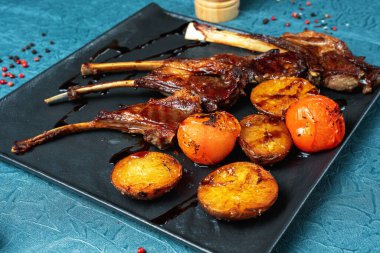 Izgara pirzola ve sebze.