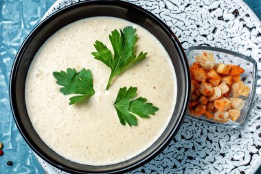 Kremalı mantar kremalı çorba ve kızarmış ekmek.