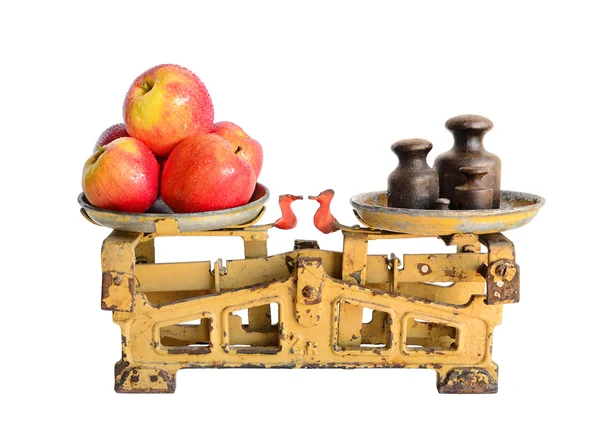 Яблоки на старых весах — стоковое фото