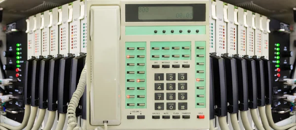 Офісний телефон з системою телефонного перемикання — стокове фото