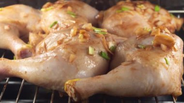 Fırında ızgarada tavuk budu pişirme videosu