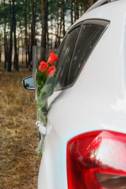 Çiçekler ve araba 