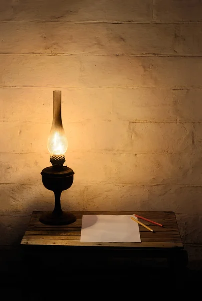 Керозен ліхтар на дерев'яному столі — стокове фото