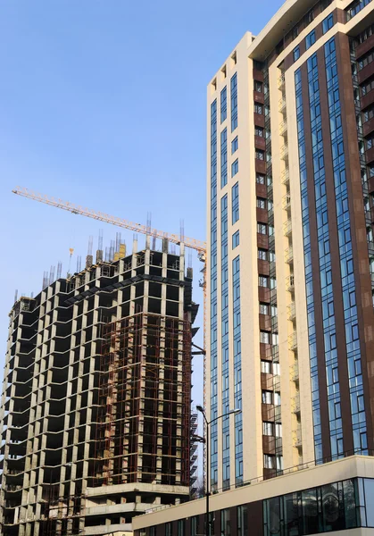 Yüksek katlı bina inşaat ve vinç altında 