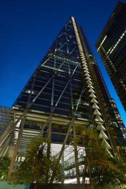 Leadenhall binası gece aydınlandı, Londra 'da.