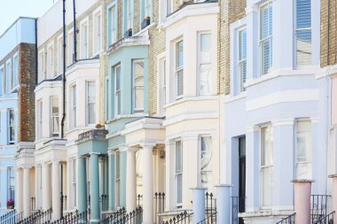 Pastel renkli cephe Londra'da evler