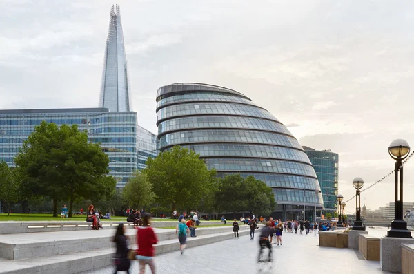 Szilánk és a városháza épületek, az emberek séta, London — Stock Fotó