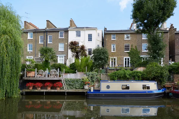小さなヴェネツィア運河、住宅、夏には、ロンドンの家のボート — ストック写真