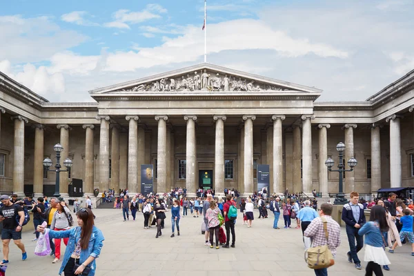 Edificio del Museo Británico con gente en verano, Londres — Foto de Stock