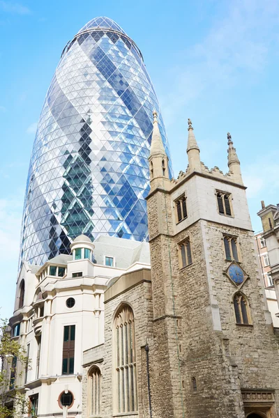 Iglesia St. Andrew Undershaft con 30 St. Mary Axe, en Londres — Foto de Stock