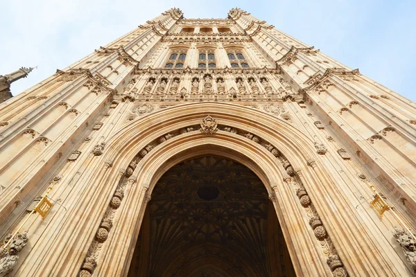 Victoria Tower, Palace of Westminster i London, låg vinkel utsikt — Stockfoto