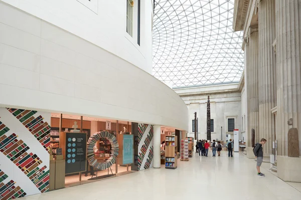 Museo Británico Gran Corte interior, librería y gente, Londres — Foto de Stock